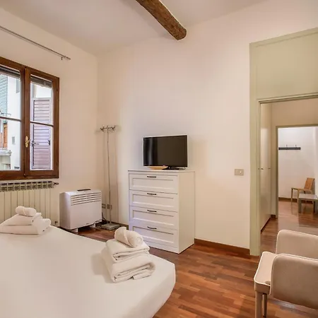 Santa Croce 2 Bedroom Apartament