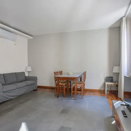 Santa Croce 2 Bedroom Apartament